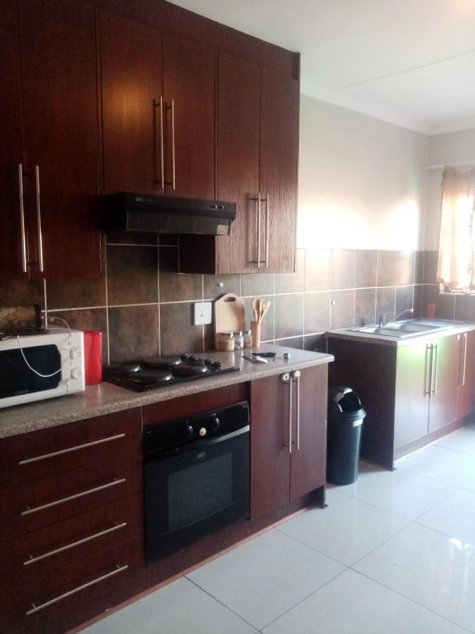 Tumi'S Home Away- 3 Bedroom Witbank Exterior photo
